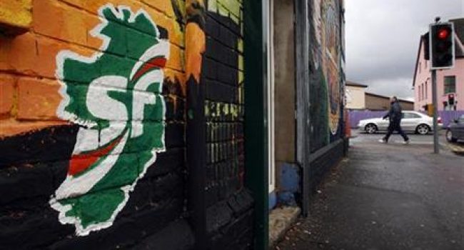 Mural del Sinn Féin en una calle de Belfast.