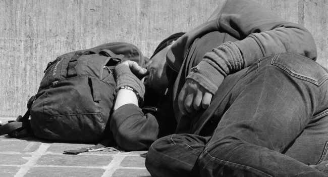 Una persona sin hogar. | Foto: Ben Kerckx - Pixabay.