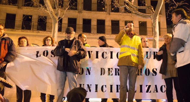 Muestras de apoyo en la concentración del pasado jueves en Zaragoza. Foto: Pablo Ibáñez (AraInfo)