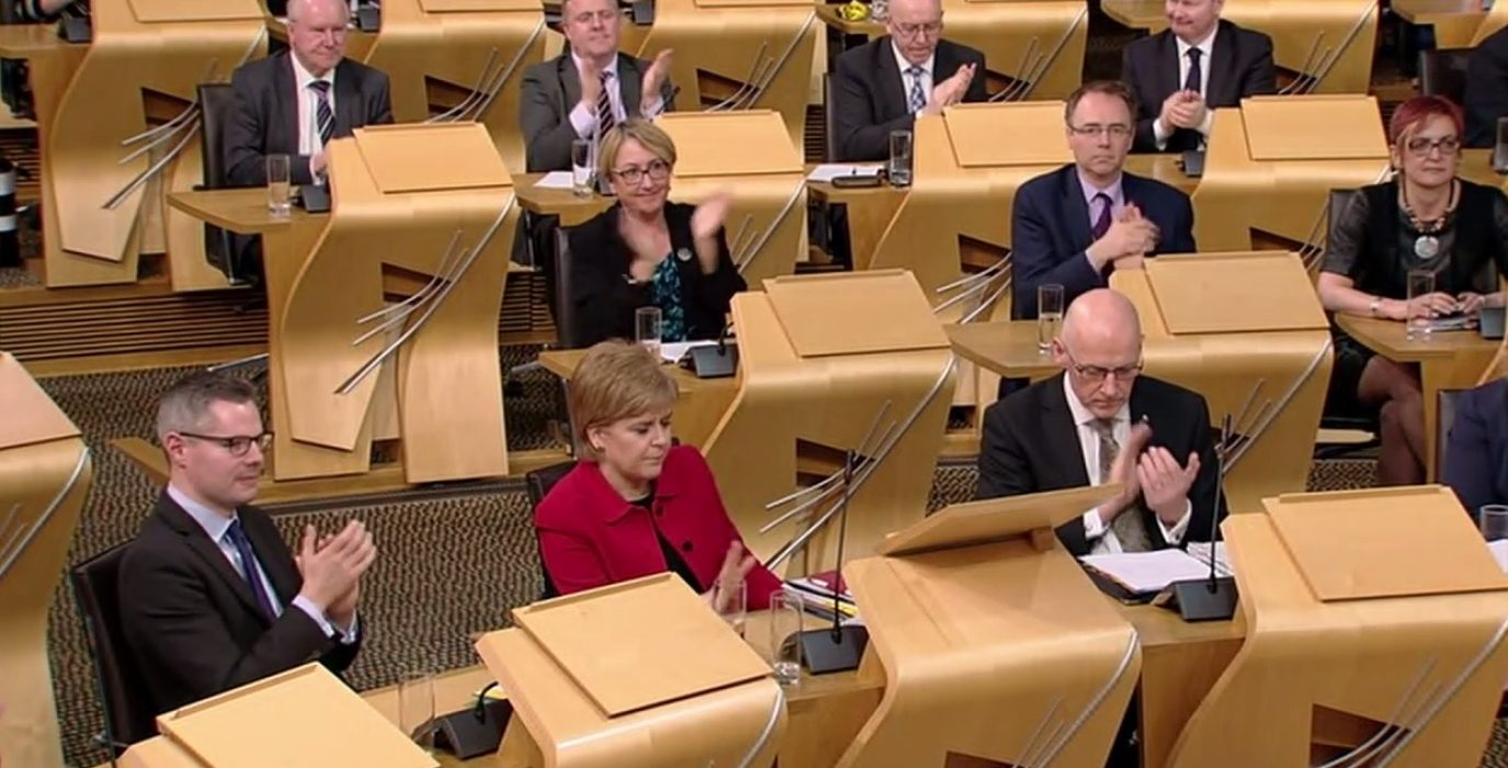 Nicola Sturgeon, rodeada de parlamentarios del SNP, celebra el resultado de la votación.