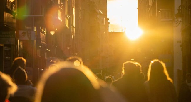 Un instante del solsticio de invierno del 2023 visto desde calle Mayor. | Foto: ZMuseos
