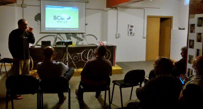Asamblea de Som Energia en el local de La Ciclería en Zaragoza.