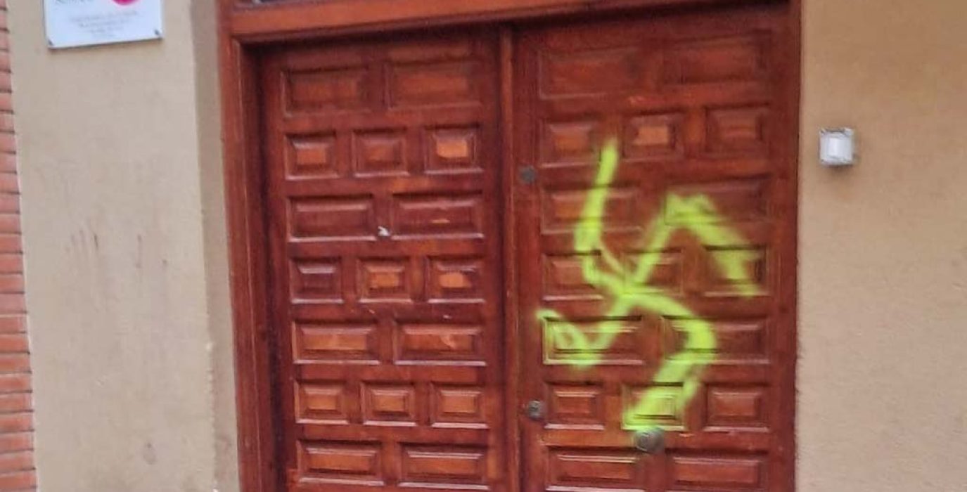 Una esvástica aparecida en la puerta de la asociación. | Foto: SOMOS LGTB+ de Aragón