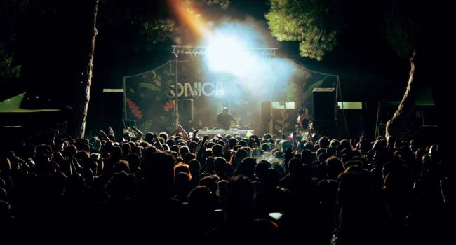 Instante de una cita anterior de Sonica al aire libre