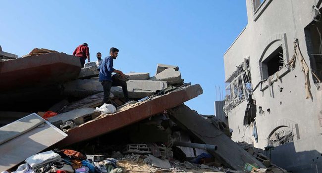 Un edificio residencial en Gaza destruido por los bombardeos israelíes. | Foto: UNRWA