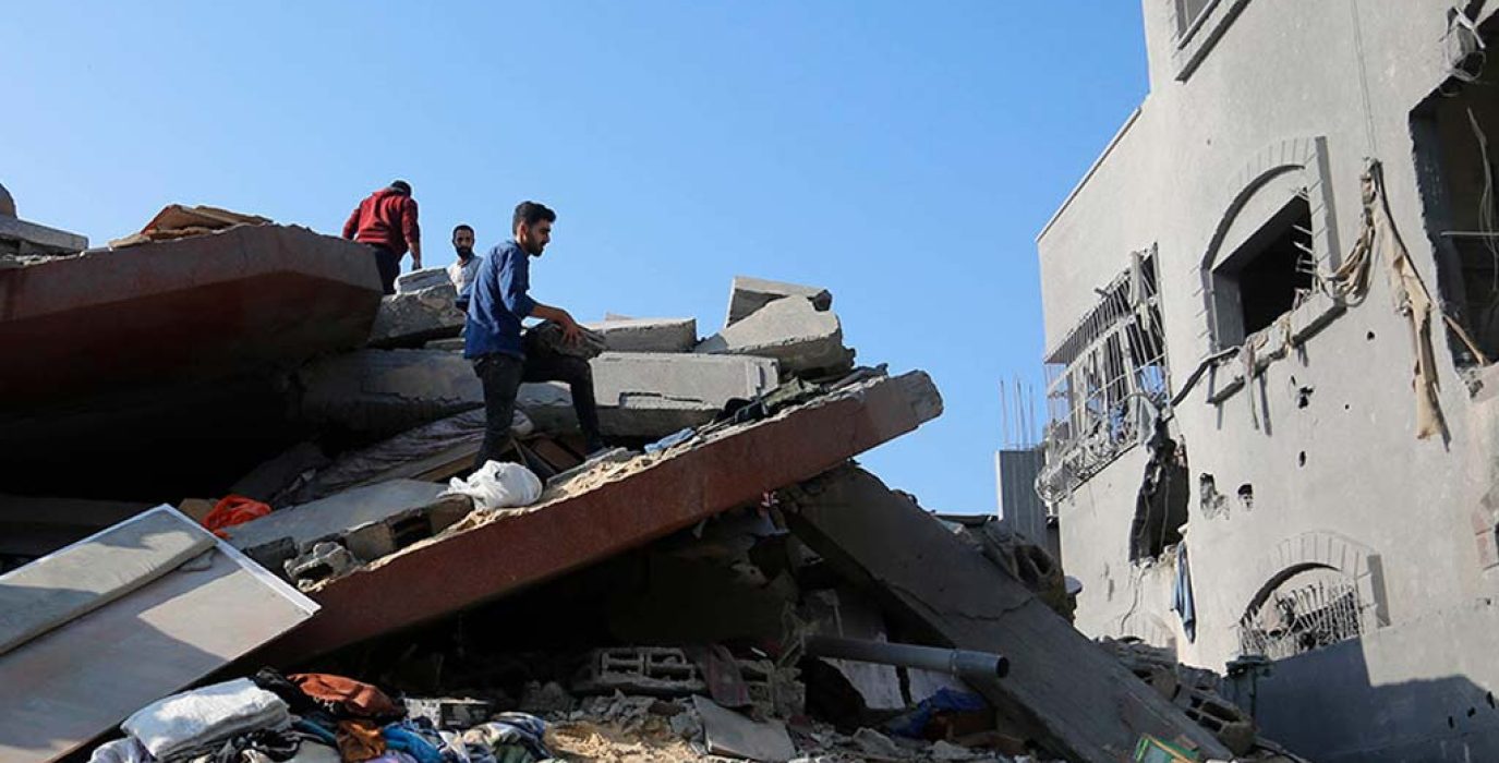 Un edificio residencial en Gaza destruido por los bombardeos israelíes. | Foto: UNRWA