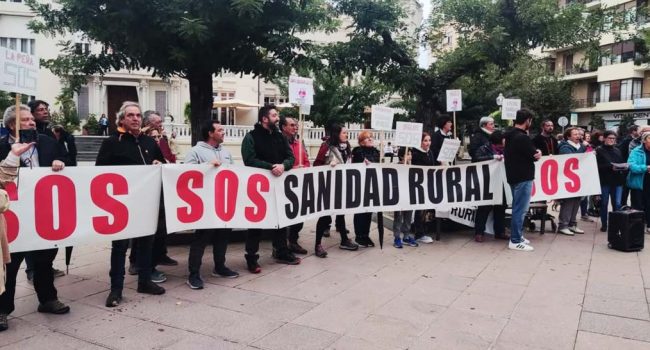 Imagen de archivo de una movilización en defensa de la sanidad pública rural. | Foto: Sos Sanidad Rural Ayerbe