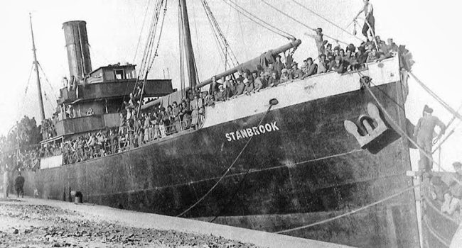 En la imagen, el Stanbrook en el puerto de Orán tras su travesía bajo el mando del capitán Archibald Dickson, con casi tres mil refugiados republicanos que embarcaron en el puerto de Alacant el 28 de mazo de 1939.