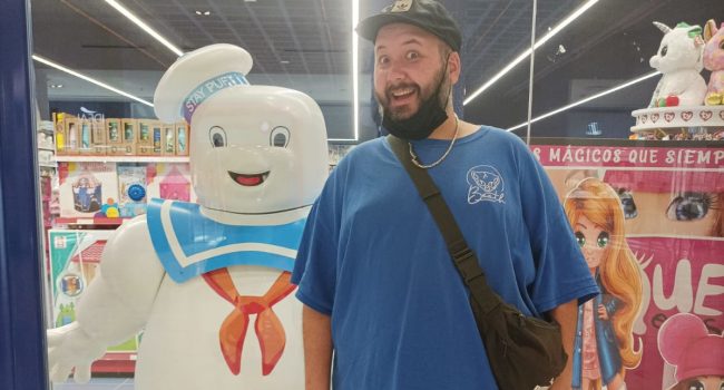 El dj Stay Puft con un muñeco que se parece a él
