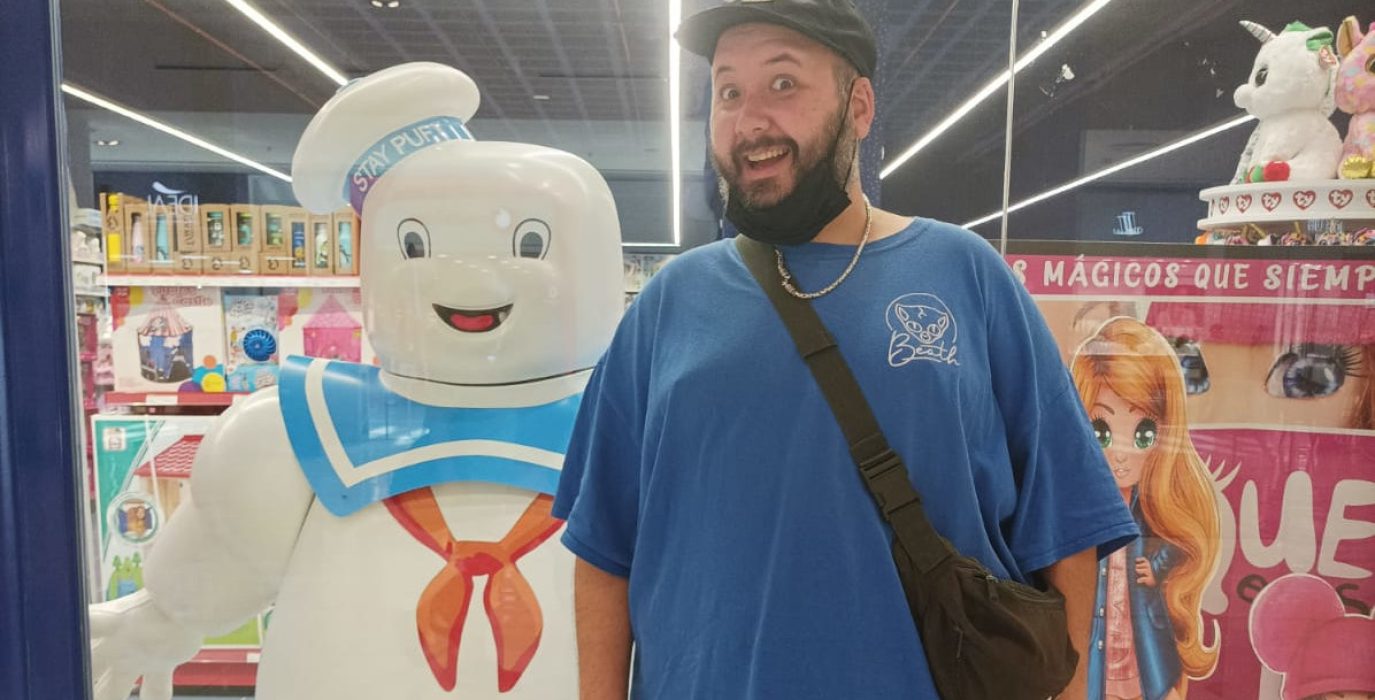 El dj Stay Puft con un muñeco que se parece a él