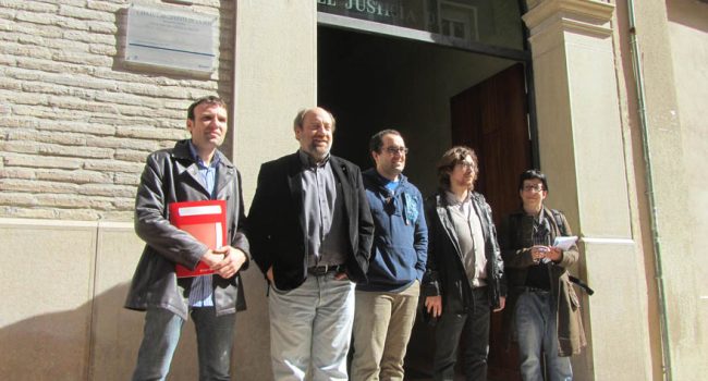 Representantes de Stop Desahucios, IU y la FABZ.