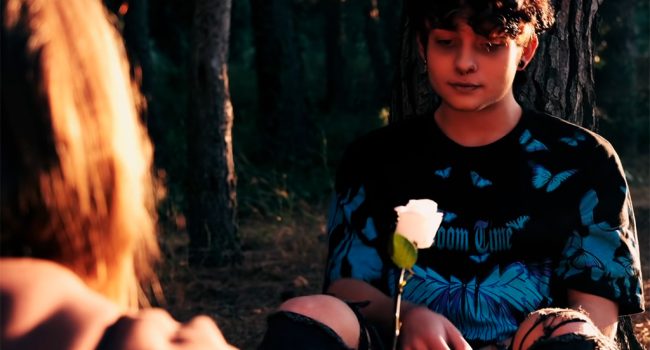 una niña le da una flor blanca a otra persona suicidio