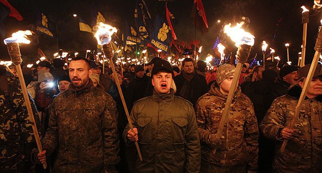 Fascistas de Svodoba durante la marcha en Kiev.
