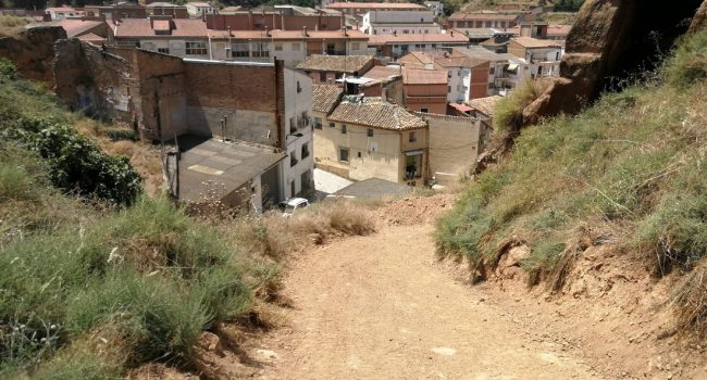 Tamarit de Llitera: pista de acceso a la plaza de la Escolapía desde la calle Cano.