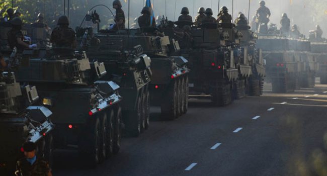 Un grupo de tanques del ejercito español. Foto: Fernando Sánchez (en La Marea)