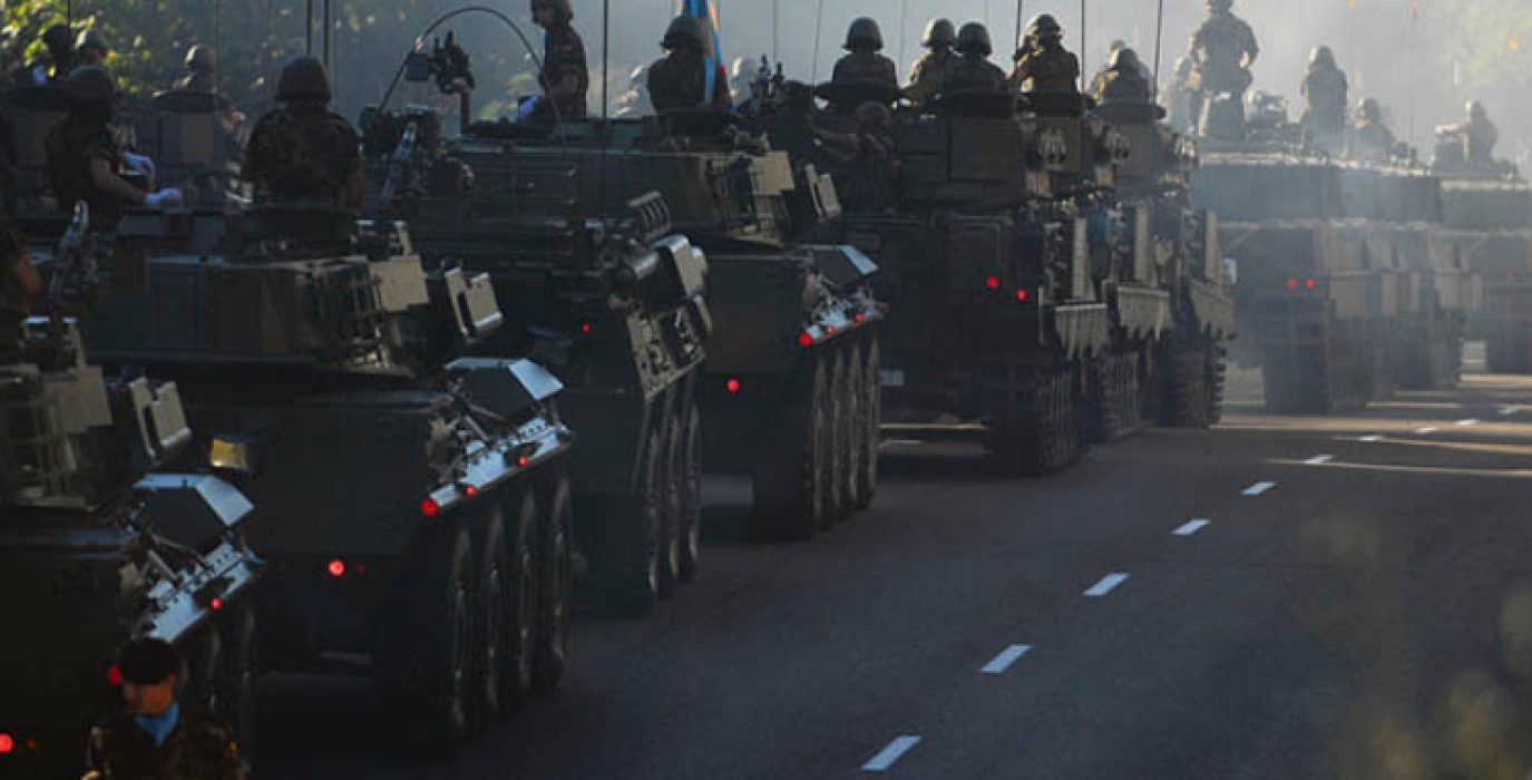 Un grupo de tanques del ejercito español. Foto: Fernando Sánchez (en La Marea)