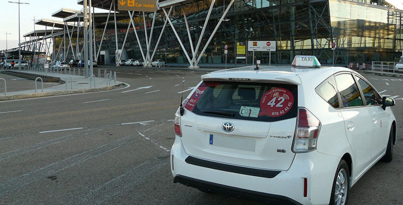 Un taxi en el aeropuerto de Zaragoza.