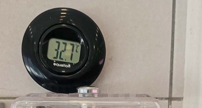Un termómetro capta una temperatura superior a las 32 grados en el centro. | Foto: AMPA