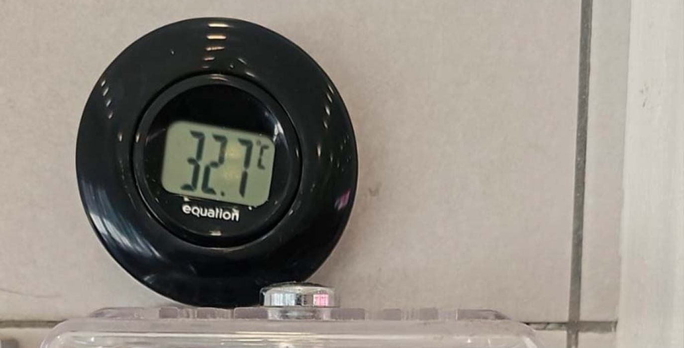 Un termómetro capta una temperatura superior a las 32 grados en el centro. | Foto: AMPA
