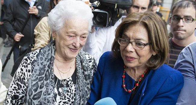 Teresa Álvarez Alonso, a la izquierda, junto a la abogada de la querella Ana Messuti, a la salida de la Audiencia Nacional el 29 de mayo tras declarar ante la jueza Servini en en la Audiencia Nacional. Foto: Álvaro Minguito (Diagonal).