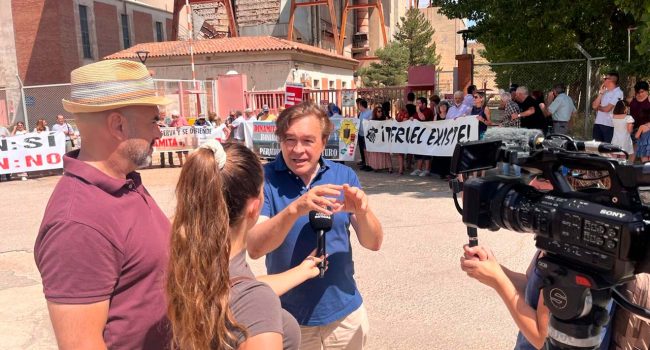Tomás Guitarte atiende a los medios durante la concentración. | Foto: Teruel Existe