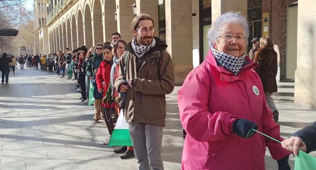 Un instante de la realización de la cadena humana en el Paseo Independencia de Zaragoza. | Foto: Pablo Híjar, AraInfo