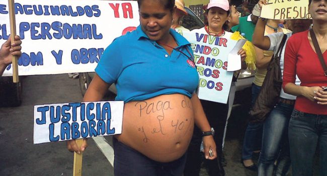 trabajadora-embarazada-reclama-su-aguinaldo-protestando-en-la-calle
