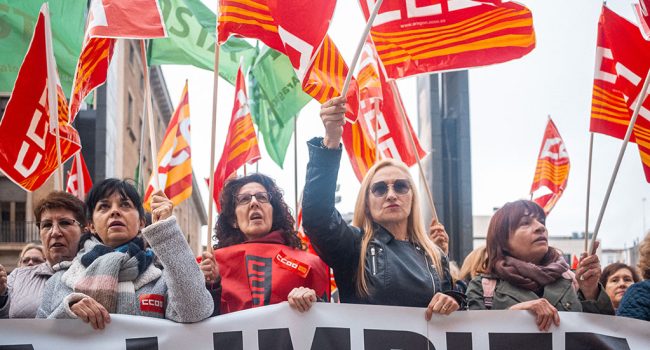 Trabajadoras de la limpieza durante la concentración frente al Ayuntamiento de Zaragoza
