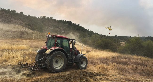 Un tractor colabora en las tareas de extinción del incendio forestal. | Foto: Fernando Sánchez