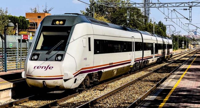 Un tren de Renfe en una imagen de archivo. | Foto: FDV, Wikipedia