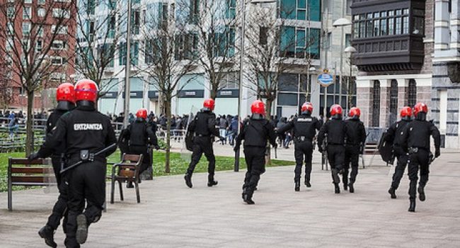 Siete personas fueron detenidas en las protestas de ayer contra el foro económico celebrado en el Guggenheim.Foto: Aritz Loiola (Argazki Press)