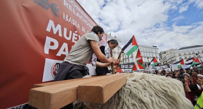 Momento en el que el sonido de la Txalaparta rompe el impresionante minuto de silencio en la Puerta el Sol. | Foto: Pablo Híjar, AraInfo