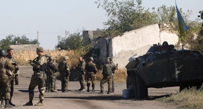 Soldados del Gobierno de Kiev patrullan en la frontera de Donetsk y Lugansk. Foto: Anatolii Stepanov