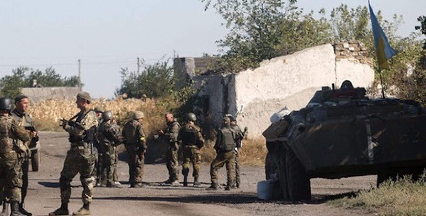 Soldados del Gobierno de Kiev patrullan en la frontera de Donetsk y Lugansk. Foto: Anatolii Stepanov
