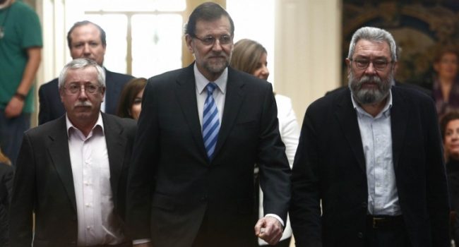 Cándido Méndez (UGT) e Ignacio Fernández Toxo (CC OO), con el presidente del Gobierno, Mariano Rajoy.