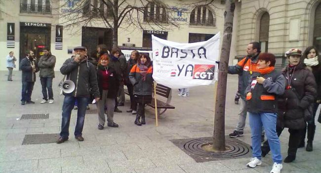 Medio centenar de personas secundaron la concentración en plaza España de la plantilla de Unipost. Foto: @CGTARAGON