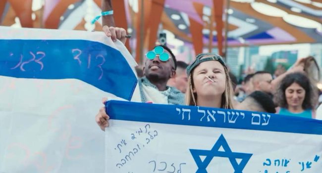 Captura de un vídeo publicado en 2024 que refleja el ambiente de enaltecimiento colonial en un festival en el que participan habitualmente los djs israelíes que actuarán en el Monegros Desert Festival