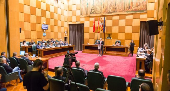 Pedro Santisteve durante el discurso en el debate sobre el Estado de Zaragoza. Foto: Pablo Ibáñez (AraInfo).
