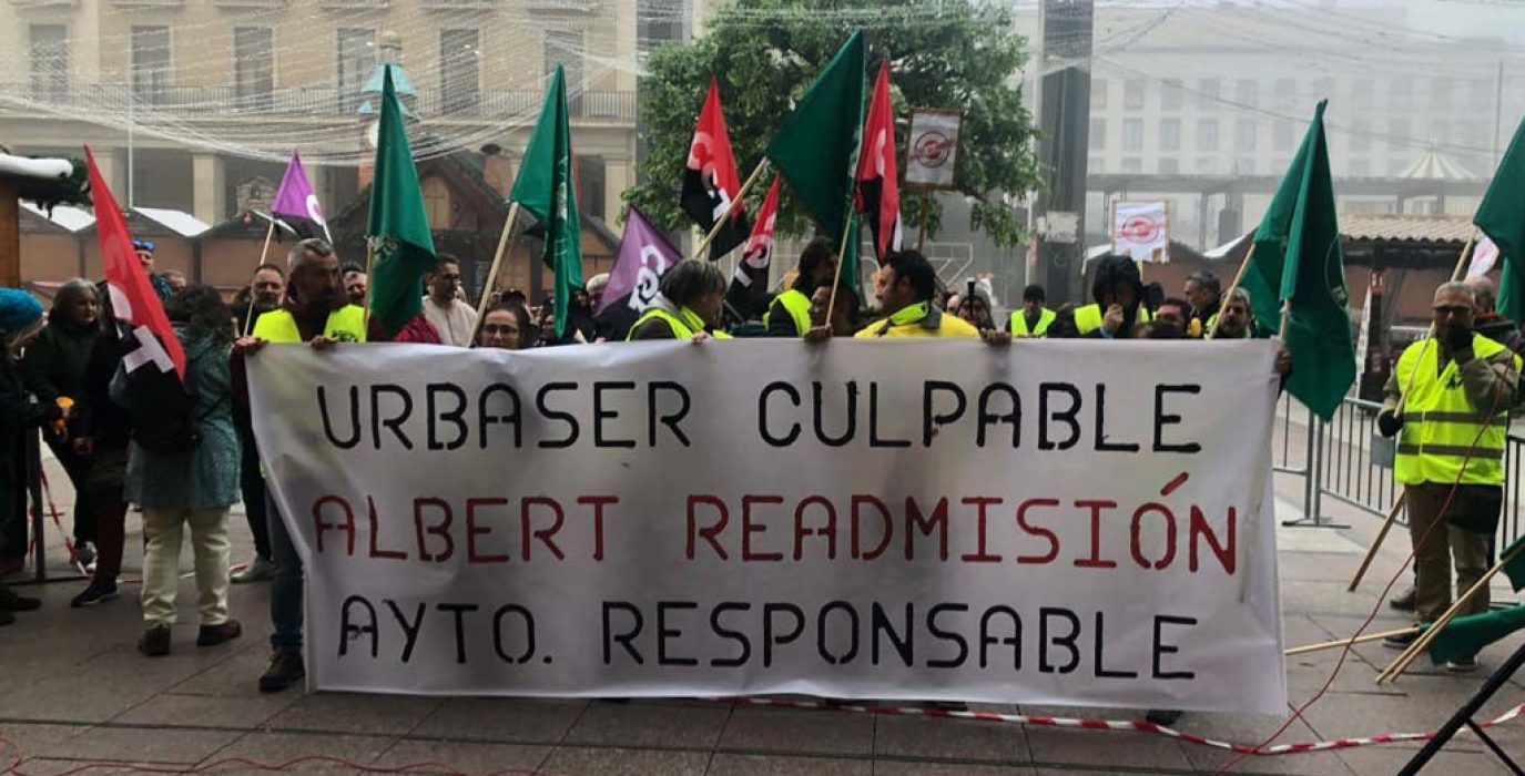 Una concentración reciente a las puertas del Ayuntamiento de Zaragoza pidiendo la readmisión del trabajador despedido por Urbaser.