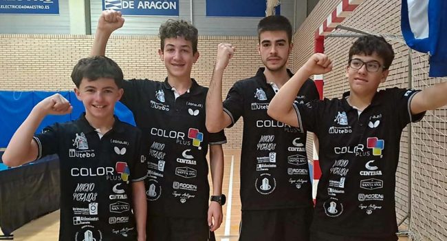 Lucas Álvarez, Nicolás Pérez, David Ruiz y Javier Pascual, campeones de la primera liga aragonesa y ascendidos a Segunda División estatal masculina. | Foto: Color Plus Utebo TM