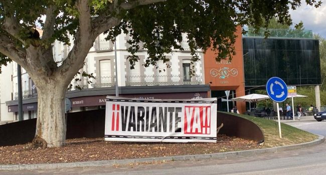 Pancarta en la localidad reclamando la variante