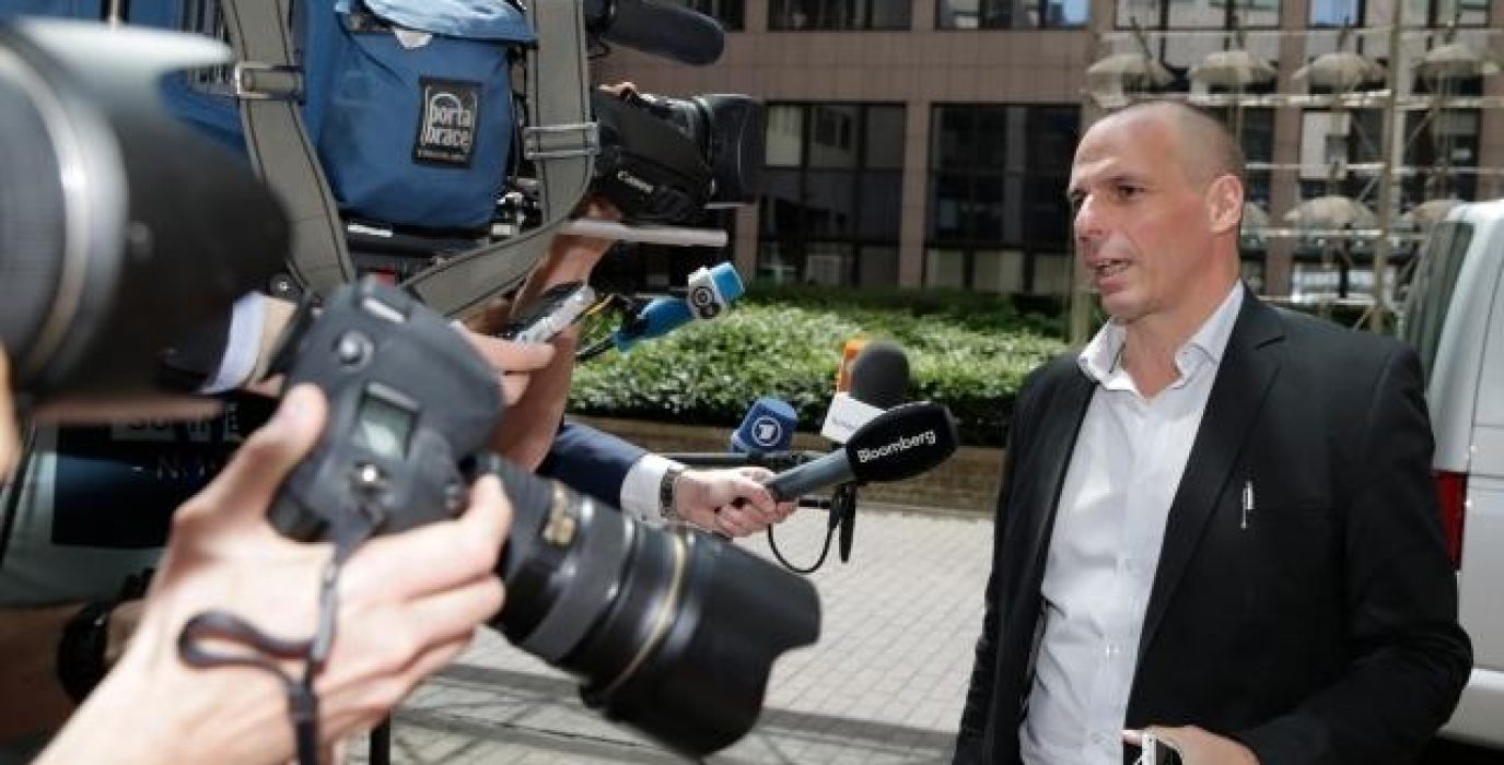 Yanis Varoufakis ante los medios.
