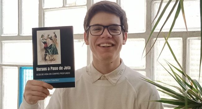 Adrià Barbeiro con su libro.