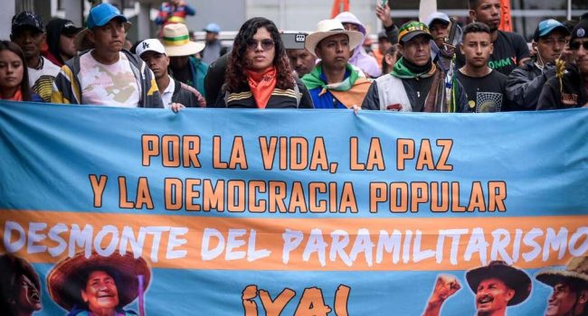 Fotografía de una movilización exigiendo el fin del paramilitarismo en Colombia. | Foto: periferiaprensa.com