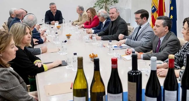 Representantes de las denominaciones de origen aragonesas del sector vitivinícola departiendo con el presidente Azcón | Foto: DGA