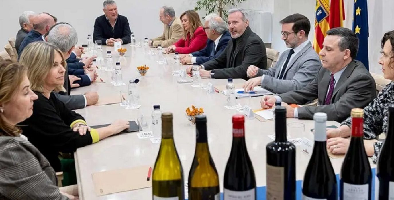 Representantes de las denominaciones de origen aragonesas del sector vitivinícola departiendo con el presidente Azcón | Foto: DGA
