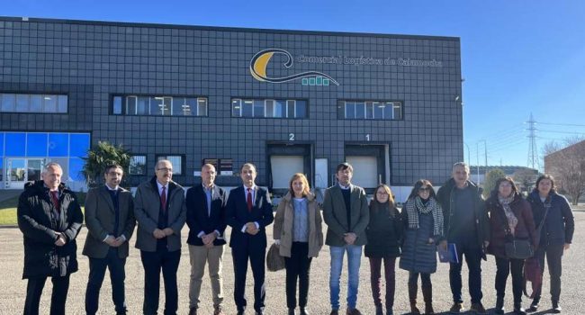 La empresa Comercial Logística de Calamocha, durante una visita del consejero de Sanidad, José Luis Bancalero, y la directora general de Salud Pública, Nuria Gayán. | Foto: Gobierno de Aragón