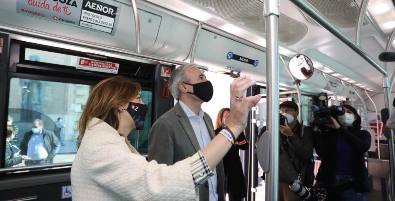 Chueca y Azcón en el tranvía