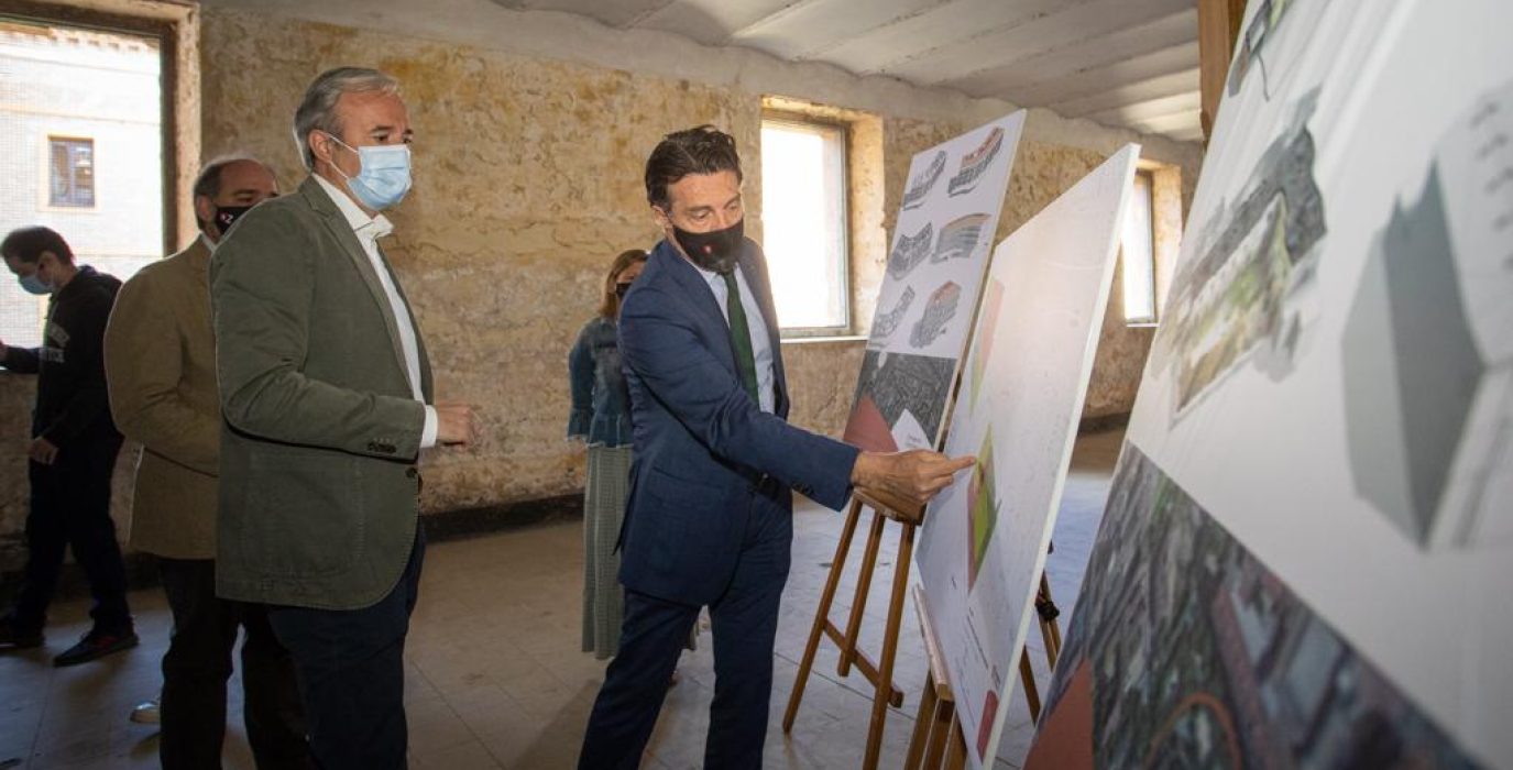 José María Ruiz de Temiño, gerente de Zaragoza Vivienda, junto con el alcalde Jorge Azcón