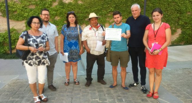 José Luis Fernández junto con los parlamentarios de IU y Podemos